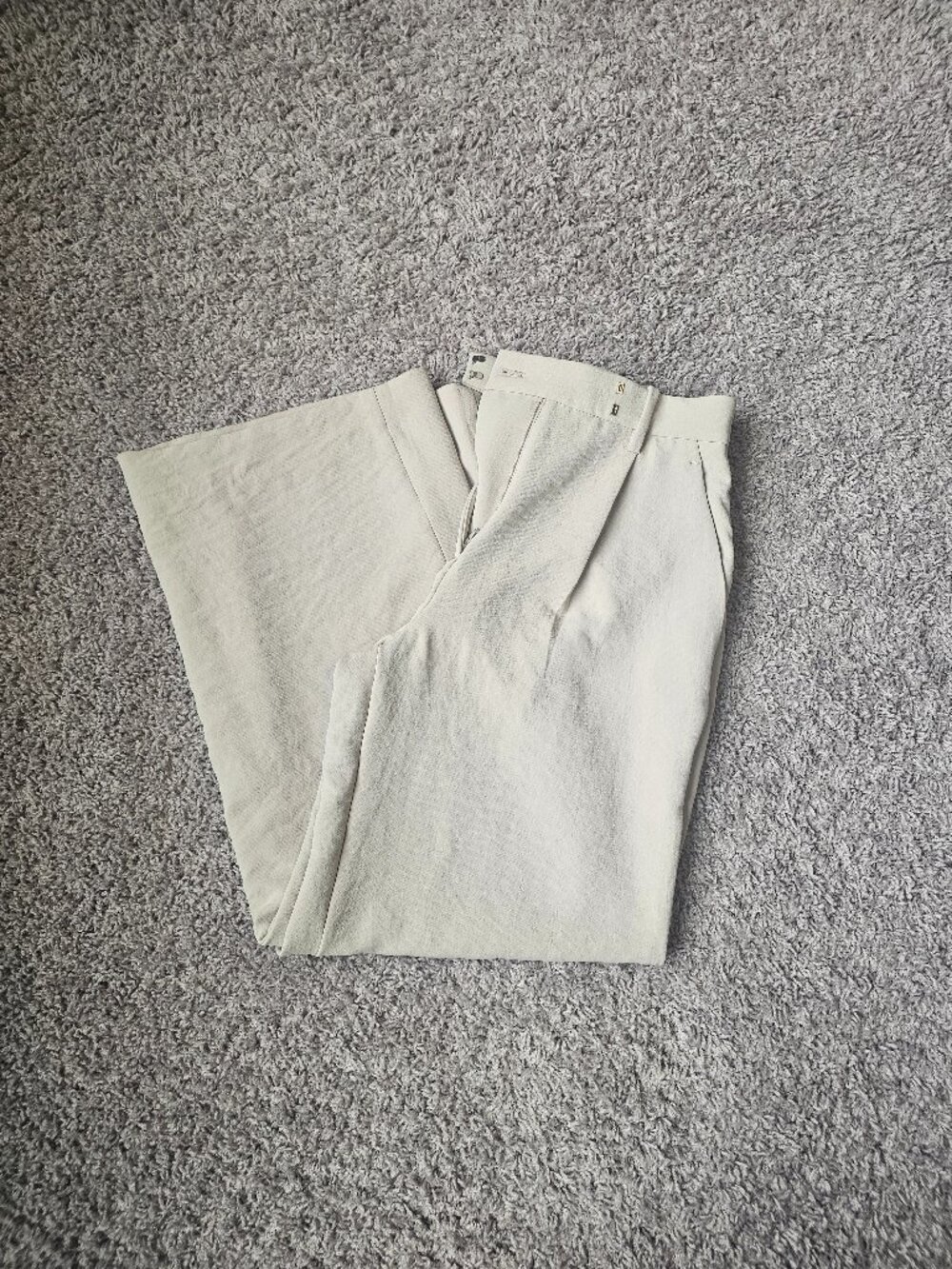 Abercrombie & Fitch Women's Pants in 24/00 Short in off white
